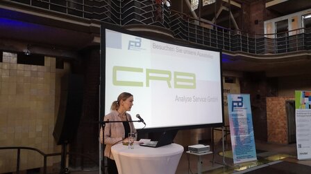 Sprecherin auf dem 2. Bauherrentag im alten Hubertusbad in Berlin-Lichtenberg im Nvember 2023 | © CRB Analyse Service GmbH